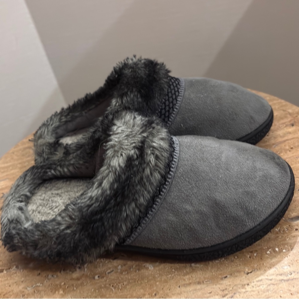 ISOTONER faux for slippers Sz 7.5/8 Gray WhimsyGoth